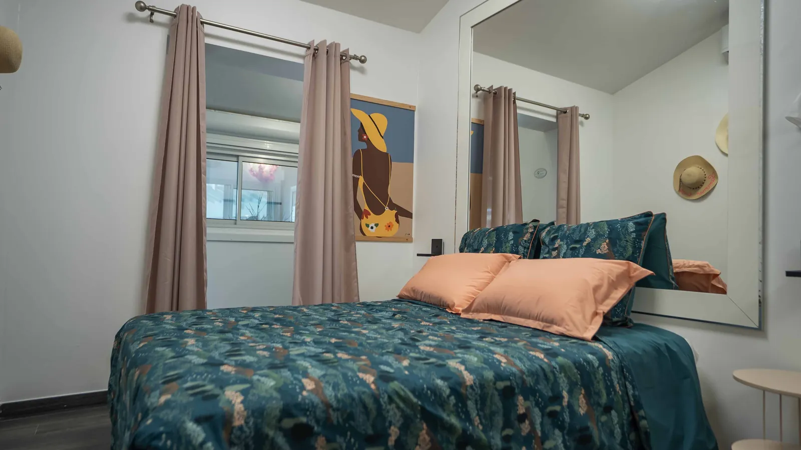 Chambre Caraïbeen Lady — lit, affiche de la femme au chapeau jaune et placards-miroirs, villa House of Harmony, Goyave