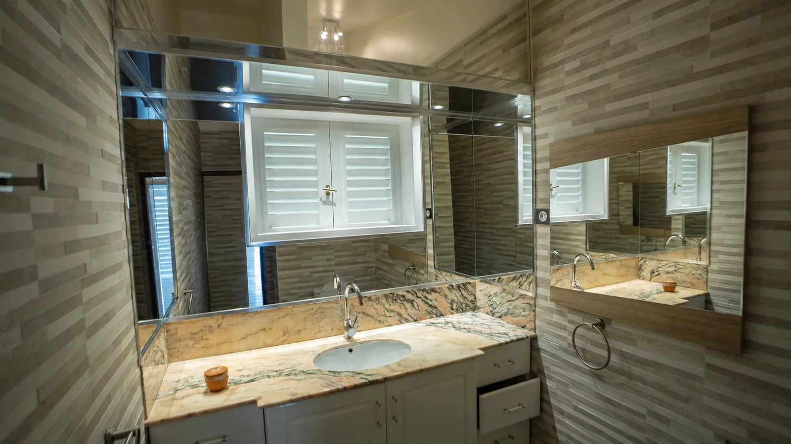 Salle de bain de Caraïbeen Lady et Birds and Koï — plan vasque en marbre veiné et jalousies