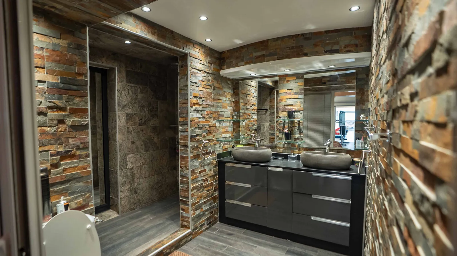 Chambre Classical Style — salle de bain en pierre naturelle, double vasque sur plan noir