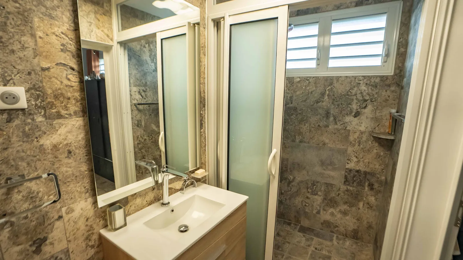 Chambre Palms Beach — salle de bain, plan vasque et porte de douche en verre dépoli