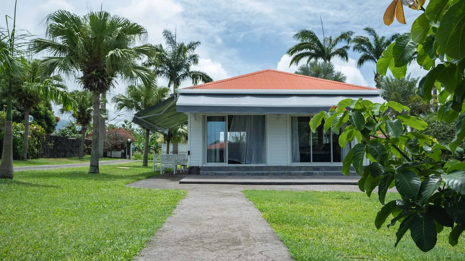 Pavillon Bubble Blue Wave — la maison indépendante au toit rouge dans les palmiers, villa House of Harmony, Goyave