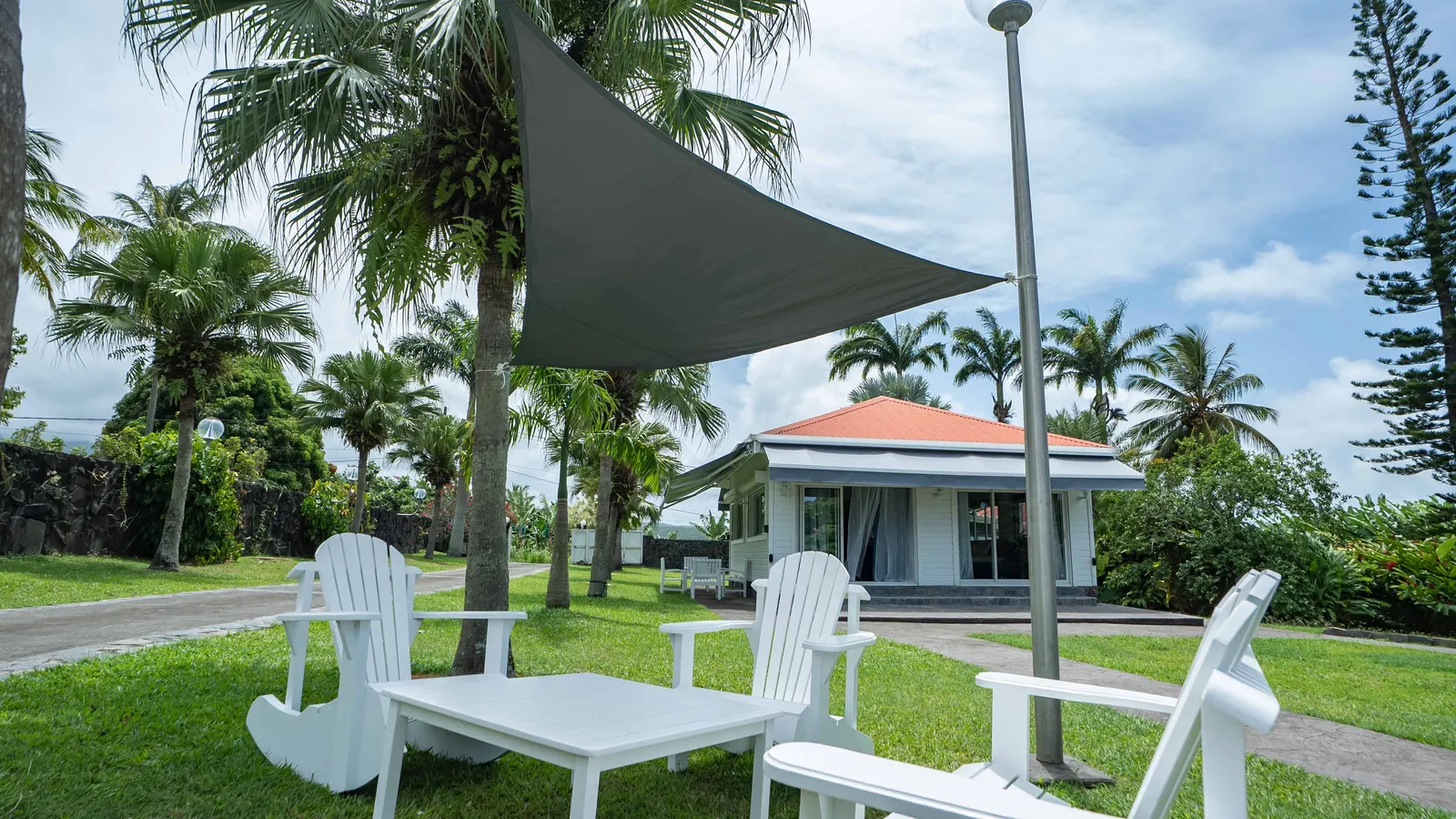 Pavillon Bubble Blue Wave — fauteuils blancs sous la voile d'ombrage